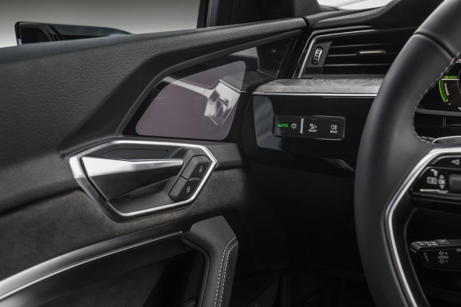 Детали интерьера Audi e-tron 55 Quattro S-Line 2020 года  (LA) (фото 24 из 36)